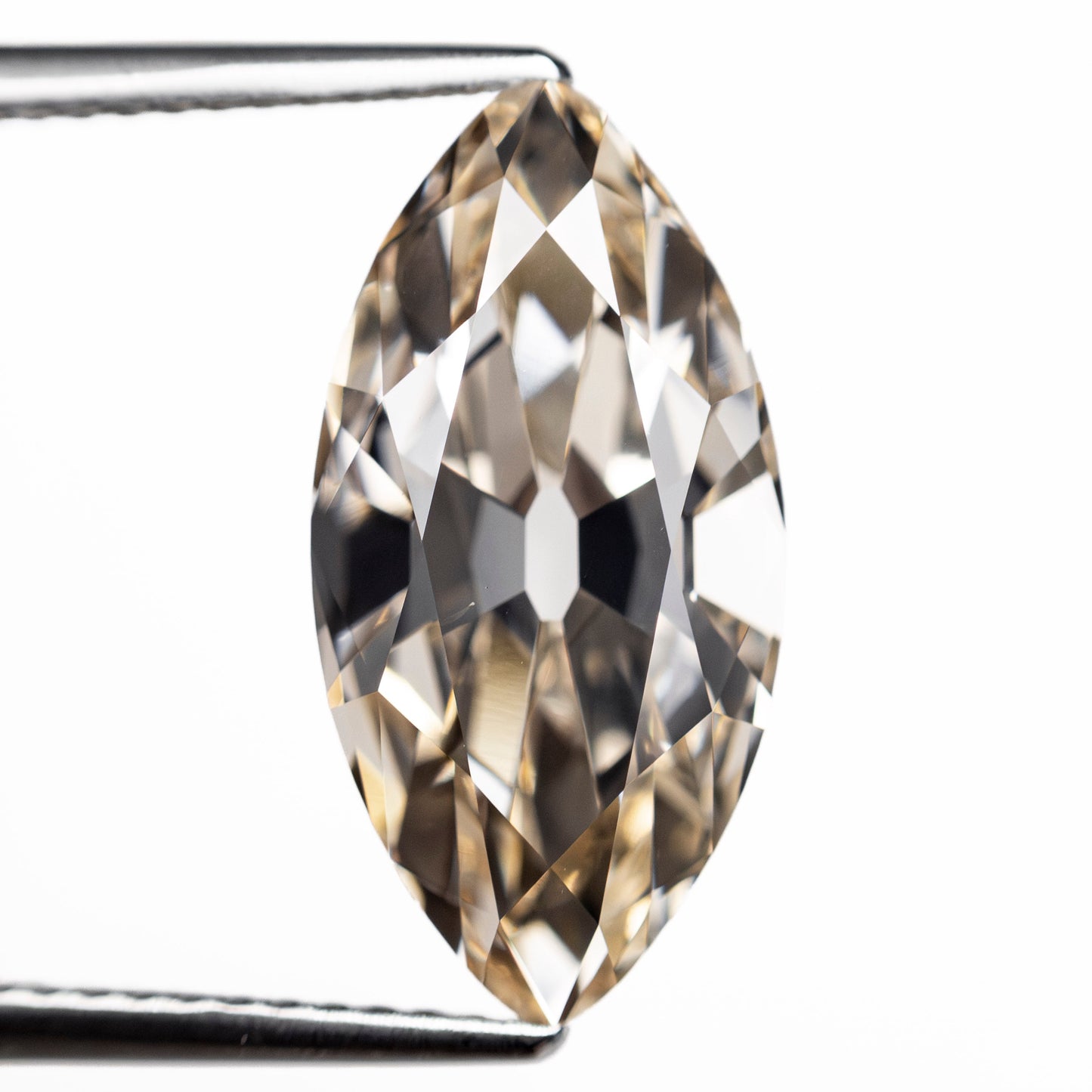 5.51ct 17.12x8.70x5.50mm VS2+ Q-R Modern Antique Moval Brilliant 27406-01